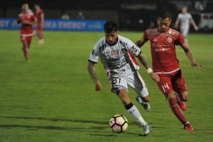 Pesepak bola Bali United Stefano Lilipaly (kiri) berebut bola dengan pesepak bola Persija Ismed Sofyan kanan) dalam pertandingan babak penyisihan Grup D Piala Presiden 2018 di Stadion I Wayan Dipta, Gianyar, Bali, Senin (29/1). Bali United menang atas Persija dengan skor 3-2. 