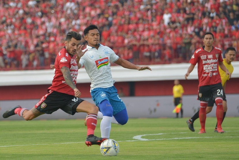 Pesepak bola Bali United Stefano Lilipaly (kiri) menggiring bola dengan dibayangi pesepak bola PSIS Semarang Bayu Nugroho dalam pertandingan Liga 1 2019 di Stadion I Wayan Dipta, Gianyar, Bali, Sabtu (22/6).