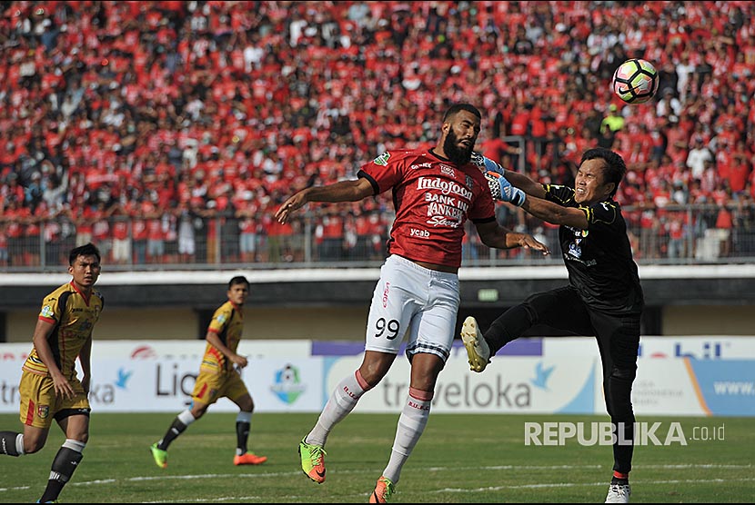 Kiper Mitra Kukar, Joice Sorongan (kanan) pada sebuah laga Liga 1 Indonesia. 