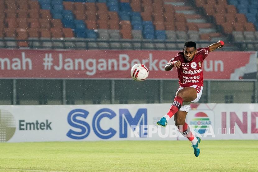 Pesepak bola Bali United dan timnas Indonesia Yabes Roni. Yabes berharap timnas Indonesia melanjutkan langkah dan menjadi juara Piala AFF 2020.