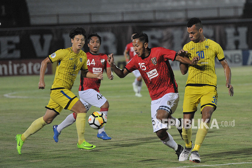 Pesepak bola Bali United Yandi Sofyan (kedua kiri) berebut bola melewati pesepak bola Global Cebu Filipina Wesley Dos Santos (kanan) dalam pertandingan Grup G Piala AFC 2018 di Stadion I Wayan Dipta, Gianyar, Bali, Rabu (25/4). 