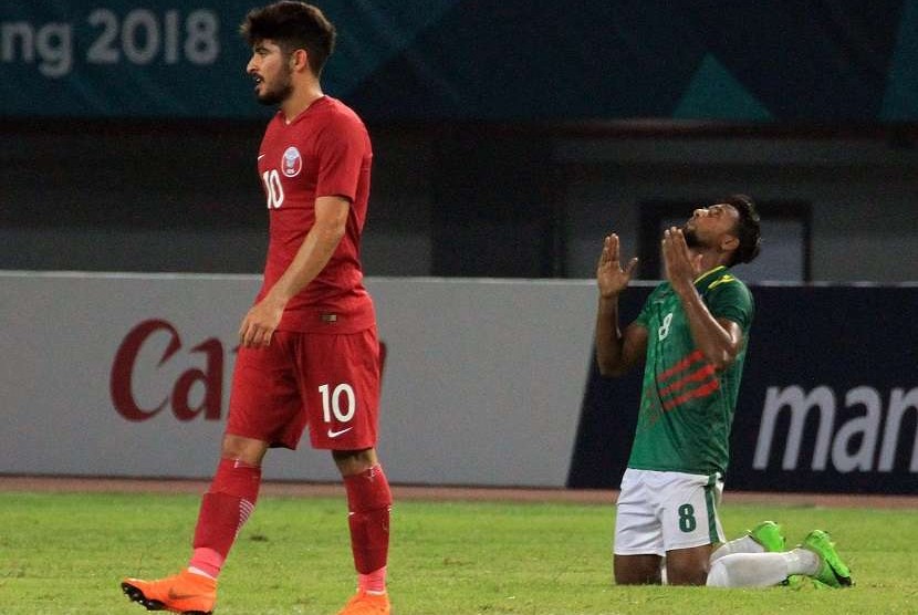 Pesepak bola Bangladesh, Fahad Mohammad Atqur Rahman (kanan) bersyukur setelah memenangkan laga melawan Qatar, saat babak penyisihan pada grup B, Asian Games ke-18, di Stadion Patriot, Bekasi, Minggu (19/8).