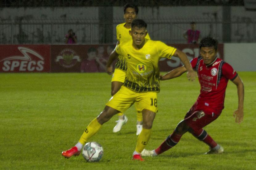 Pesepak bola Barito Putera Afdal Yusra (kiri) berebut bola dengan pesepak bola Arema FC Irsyad Maulana (kanan) saat pertandingan Liga 1 di Stadion Demang Lehman Martapura, Kabupaten Banjar, Kalimantan Selatan, Ahad (4/9/2022). Pertandingan tersebut berakhir imbang 1-1. 