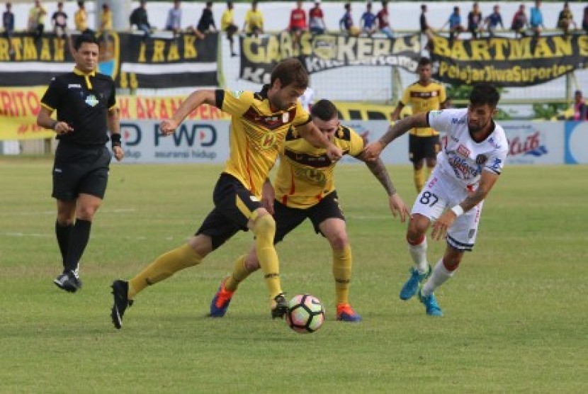 Pesepak bola Barito Putera Douglas Packer (kiri) menggiring bola dengan dikawal pesepak bola Bali United Stepano Lilipally (kanan) pada lanjutan Liga 1 di Stadion 17 Mei, Banjarmasin, Kalsel, Rabu (25/10). Kedua tim bemain imbang 1-1.