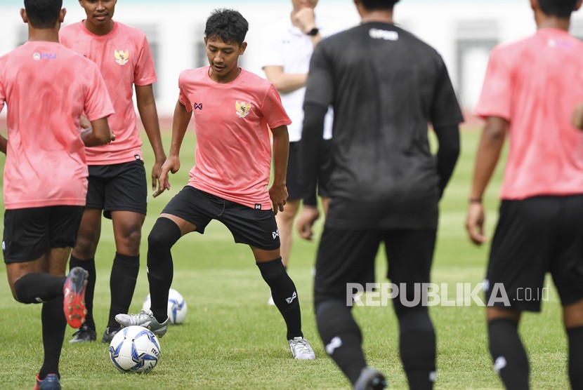 Pesepak bola Beckham Putra Nugraha (ketiga kiri) mengikuti seleksi pemain Timnas Indonesia U-19 di Stadion Wibawa Mukti, Cikarang, Bekasi, Jawa Barat, Senin (13/1/2020).