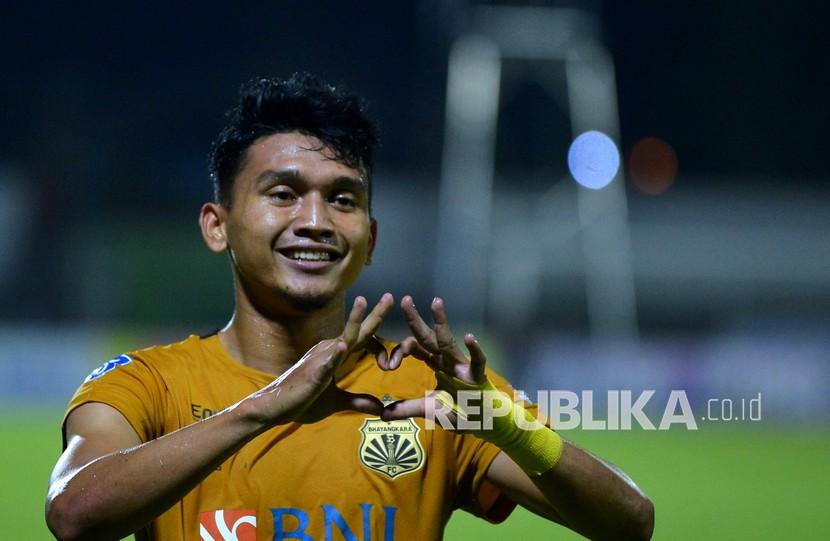 Pesepak bola Bhayangkara FC Dendy Sulistyawan berselebrasi usai mencetak gol ke gawang PSS Sleman saat pertandingan Liga 1 di Stadion Kompyang Sujana, Denpasar, Bali, Senin (7/3/2022). 