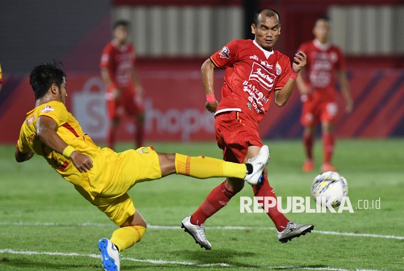 Pesepak bola Bhayangkara FC I Putu Gede Juni Antara (kiri) berebut bola dengan pesepak bola Persija Jakarta Riko Simanjuntak (kanan) dalam lanjutan Liga-1 Indonesia di Stadion PTIK, Jakarta, Rabu (4/12/2019).