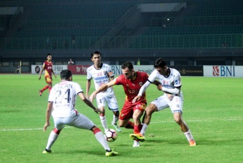 Pesepak bola Bhayangkara FC Ilija Spasojevic (kedua kanan) berusaha menguasai bola dengan pengawalan ketat tiga pesepak bola Bali United AHN Byungkeon (kanan), Ricky Fajrin (kiri), dan Fadil (kedua kiri) pada Gojek Traveloka Liga 1, di Stadion Patriot Candrabhaga, Bekasi, Jawa Barat, Jumat (29/9/). Bhayangkara FC menang atas Bali United dengan skor akhir 3-2.