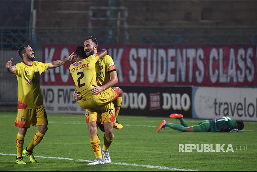 Pesepak bola Bhayangkara FC Ilija Spasojevic (ketiga kiri) menggendong I Putu Gede Juni Antara meluapkan kegembiraan usai mencetak gol ketiga ke gawang Madura United FC dalam lanjutan Gojek Traveloka Liga ! di Stadion Gelora Bangkalan, Madura, Jawa Timur, Rabu (8/11) malam. 