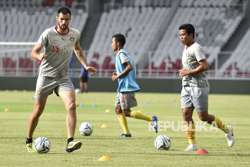 Pesepak bola Bhayangkara FC melakukan uji coba lapangan di Stadion Utama Gelora Bung Karno, Senayan, Jakarta, Jumat (26/1).