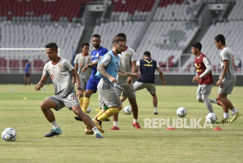 Pesepak bola Bhayangkara FC melakukan latihan. (Ilustrasi)