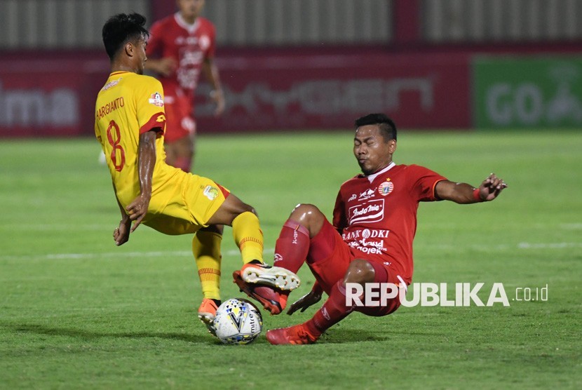 Pesepak bola Bhayangkara FC Muhamad Hargianto (kiri) berebut bola dengan pesepak bola Persija Jakarta Tony Sucipto (kanan) dalam lanjutan Liga-1 Indonesia di Stadion PTIK, Jakarta, Rabu (4/12/2019).