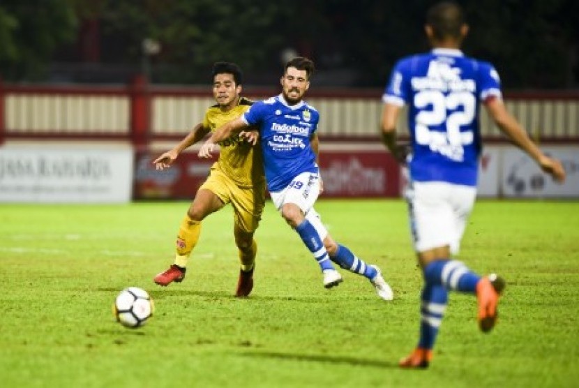 Pesepak bola Bhayangkara FC Nurhidayat (kiri) berebut bola dengan pesepak bola Persib Bandung Jonatan Jesus Bauman (tengah) dalam pertandingan Liga 1 2018 di Stadion PTIK, Jakarta, Sabtu (3/11). Bhayangkara FC kalah dari Persib Bandung dengan skor 1-2. 