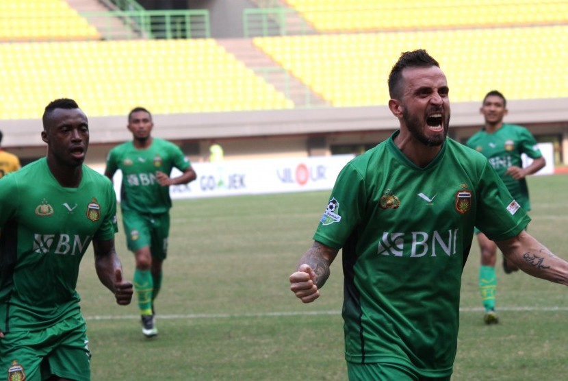 Pesepak bola Bhayangkara FC Paulo Sergio Moreira Goncalves (kanan) melakukan selebrasi usai mencetak gol ke gawang Mitra Kukar FC pada pertandingan Liga 1, di Stadion Patriot Candrabhaga, Bekasi, Jawa Barat, Jumat (21/7). 