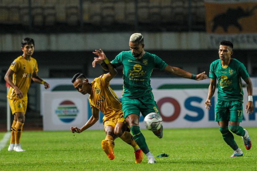 Pesepak bola Bhayangkara FC Sani Rizki (kedua kiri) berebut bola dengan pesepak bola Persebaya Surabaya Silvio Junior (kedua kanan) pada pertandingan Group C Piala Presiden 2022 di Stadion Gelora Bandung Lautan Api, Bandung, Jawa Barat, Senin (13/6/2022). Pertandingan berakhir imbang dengan skor 1-1. 