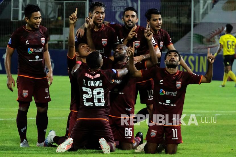 Pemain Borneo FC Boaz Solossa (tengah) bersama rekan setimnya berselebrasi usai mencetak gol ke gawang Barito Putera pada pertandingan Liga 1 di Stadion Kompyang Sujana, Denpasar, Bali, Jumat (14/1/2022). 