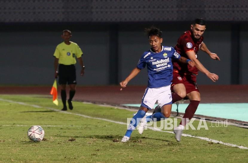 Pesepak bola Borneo FC F Torrez (kanan) berebut bola dengan pesepak bola PERSIB Bandung Beckham Putra (kiri) pada lanjutan Liga 1 2021-2022 di Stadion Indomilk Arena, Tangerang, Banten, Kamis (23/9/2021).