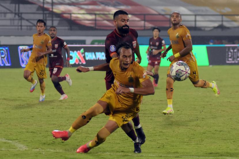 Pesepak bola Borneo FC Francisco Torres (kanan) berebut bola dengan pesepak bola Bhayangkara FC Hansamu Yama (kiri) pada pertandingan Liga 1 di Stadion Kapten I Wayan Dipta, Gianyar, Bali, Rabu (16/2/2022). Pertandingan tersebut berakhir imbang dengan skor 1-1.