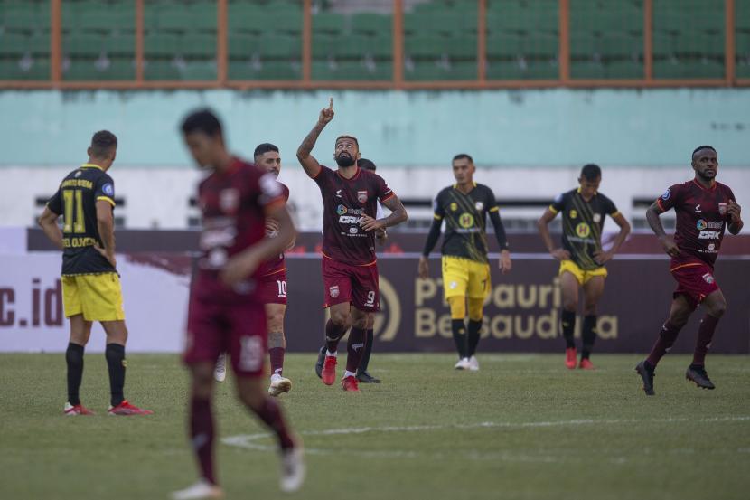 Pesepak bola Borneo FC Fransisco Torres (ketiga kiri) merayakan golnya ke gawang Barito Putera dalam pertandingan pekan ketiga Liga 1 2020-2021 di Stadion Wibawa Mukti, Cikarang, Kabupaten Bekasi, Jawa Barat, Jumat (17/9/2021). Pertandingan tersebut berakhir imbang dengan skor 1-1.