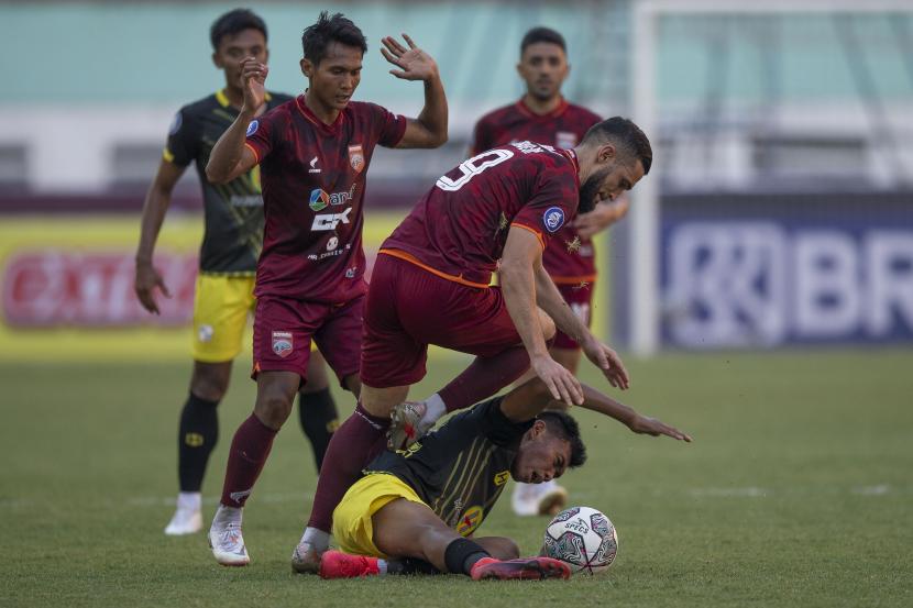 Pesepak bola Borneo FC Javlon Guseynov (ketiga kiri) berebut bola dengan pesepak bola Barito Putera Kahar Kalu (kanan) dalam pertandingan pekan ketiga Liga 1 2020-2021 di Stadion Wibawa Mukti, Cikarang, Kabupaten Bekasi, Jawa Barat, Jumat (17/9/2021). Pertandingan tersebut berakhir imbang dengan skor 1-1.