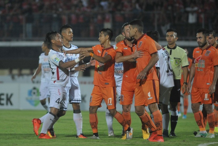 Pesepak bola Borneo FC Matheus Henrique Do Carmo Lopes (kelima kiri) terlibat keributan dengan pesepak bola Bali United I Gede Sukadana Pratama (kiri) dalam pertandingan Liga 1 di Stadion I Wayan Dipta, Gianyar, Bali, Ahad (14/5). 