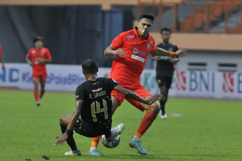 Pesepak bola Borneo FC Samarinda Matheus Pato (kanan) berebut bola dengan pesepak bola Bhayangkara FC Ruben Sanadi (kiri) pada lanjutan Liga 1 di Stadion Wibawa Mukti, Kabupaten Bekasi, Jawa Barat, Selasa (13/9/2022). Kedua tim bermain imbang 2-2.