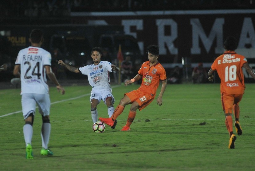 Pesepak bola Borneo FC Wahyudi Setiawan Hamisi (kedua kanan) berebut bola dengan pesepak bola Bali United Irfan Bachdim (kedua kiri) dalam Pertandingan Sepak Bola Liga 1 di Stadion I Wayan Dipta, Gianyar, Bali, Ahad (14/5).