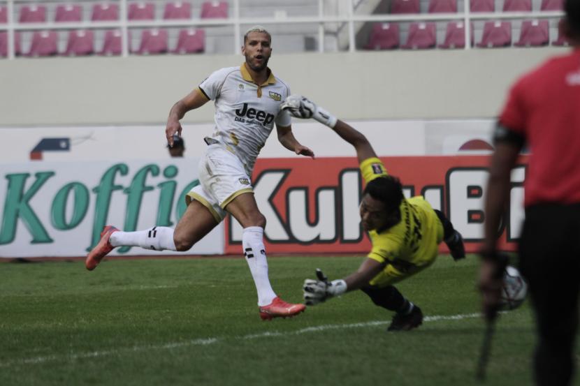 Pesepak bola Dewa United FC Karim Rossi (kiri) mencetak gol ke gawang kiper Persita Tangerang Rizky Darmawan (kanan) pada pertandingan grup A Piala Presiden 2022 di Stadion Manahan, Solo, Jawa Tengah, Senin (20/6/2022).