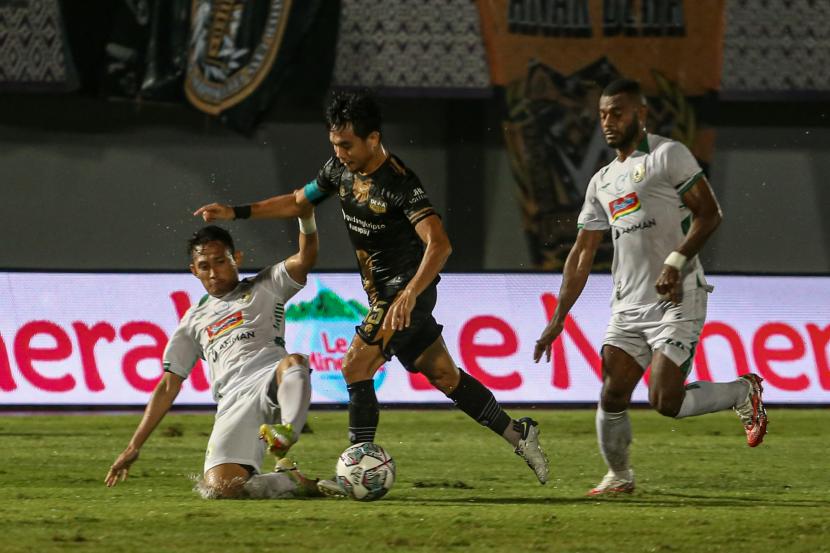 Pesepak bola Dewa United Rangga Muslim (tengah) berusaha melewati pesepak bola PSS Sleman Derry Rachman (kiri) pada laga anjutan BRI Liga 1 di Stadion Indomilk Arena, Tangerang, Banten, Ahad (4/9/2022). Pertandingan tersebut berakhir imbang 0-0. 