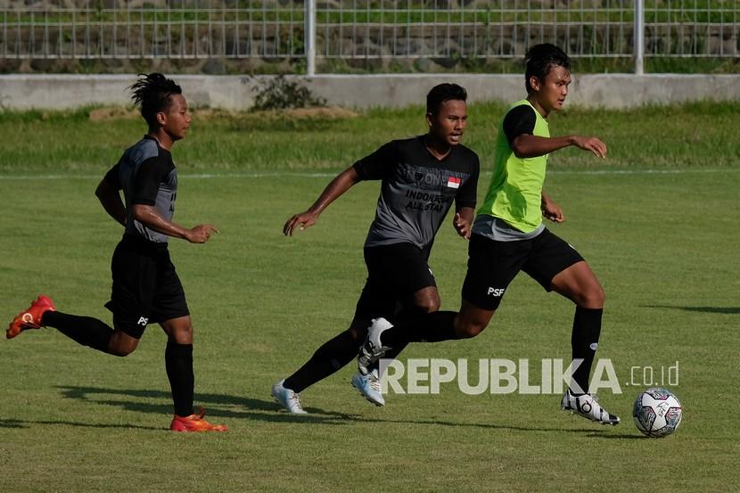 Pesepak bola Indonesia timnas Indonesia dan Borneo FC, Komang Teguh Trisnanda (kanan) saat menggiring bola selama melakukan latihan. 