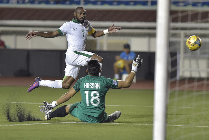 Pesepak bola Indonesia Boaz Solosa (kiri) melepaskan tendangan ke arah gawang Singapura yang dikawal Hassan Abdullah Sunny pada laga putaran final Grup A AFF Suzuki 2016 di Rizal Memorial Stadium, Manila, Filipina, Jumat (25/11).