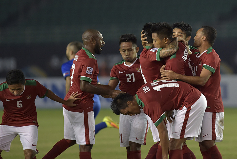 Pesepak bola Indonesia Fachruddin  Wahyudi Aryanto (ketiga kanan) merayakan gol bersama rekannya usai menjebol gawang Filipina pada putaran final Grup A AFF Suzuki 2016 di Philippinne Sport Stadium, Bocaue, Bulacan, Filipina, Selasa (22/11).