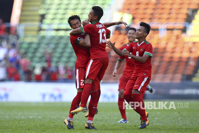  Pesepak bola Indonesia Febri Hariyadi, melakukan  selebrasi dengan rekan setimnya setelah dia mencetak gol melawan Kamboja dalam pertandingan SEA Games di Shah Alam, Malaysia, Kamis, (24/8) .