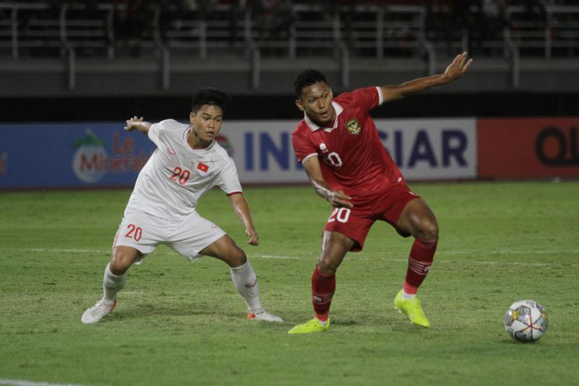 Pesepak bola Indonesia Ginanjar Wahyu Ramadhani (kanan) berebut bola dengan pesepak bola Vietnam Nguyen Duc Anh (kiri) saat pertandingan babak kualifikasi Piala Asia U-20 2023 Grup F di Stadion Gelora Bung Tomo, Surabaya, Jawa Timur, Ahad (18/9/2022). Indonesia menang 3-2 di laga itu.
