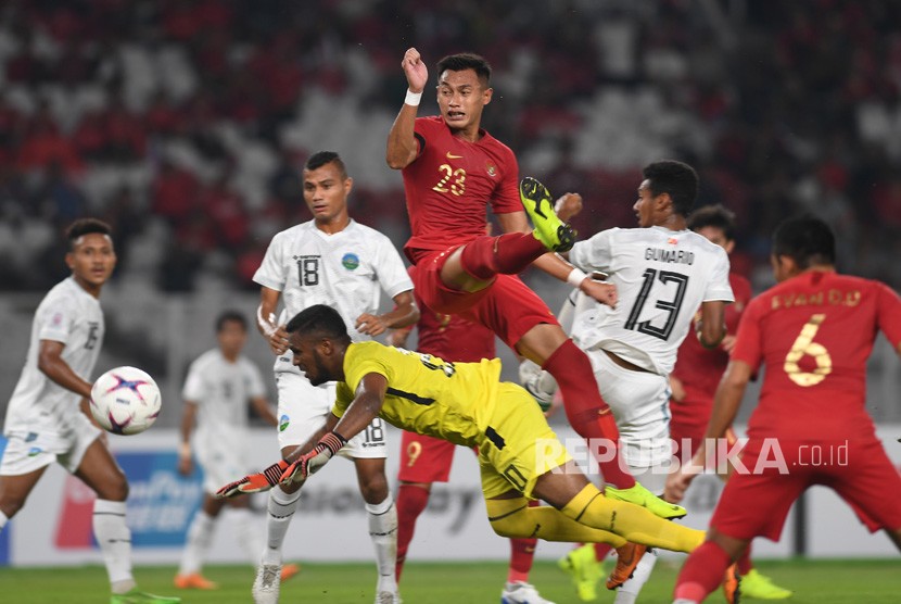 Pesepak bola Indonesia Hansamu Yama (atas) berebut bola dengan sejumlah pesepak bola Timor Leste dalam laga lanjutan Piala AFF 2018 di Jakarta, Selasa (13/11/2018).