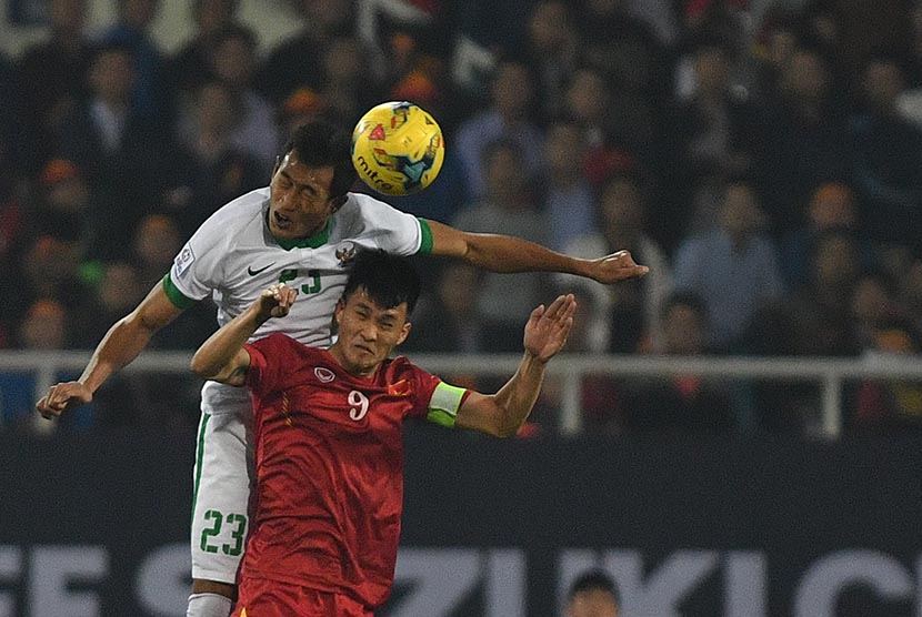 Pesepak bola Indonesia Hansamu Yama Pranata (kiri) berebut bola dengan pesepak bola Vietnam Le Cong Vinh (kanan) pada babak semi final putaran kedua AFF Suzuki Cup 2016 di Stadion Nasional My Dinh, Hanoi, Vietnam, Rabu (7/12). 