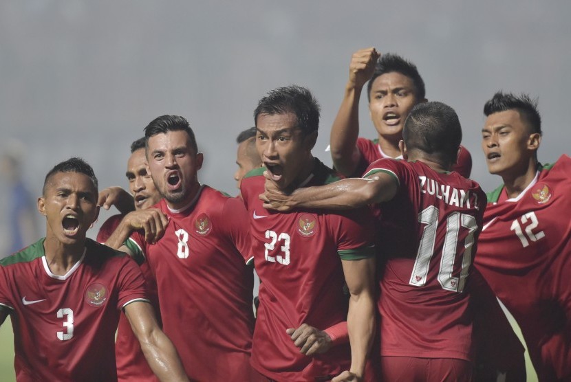 Pesepak bola Indonesia Hansamu Yama Pranata (tengah) meluapkan kegembiraan bersama rekan satu tim setelah membobol gawang Thailand pada putaran pertama final AFF Suzuki Cup 2016 di Stadion Pakansari, Kabupaten Bogor, Jabar, Rabu (14/12).