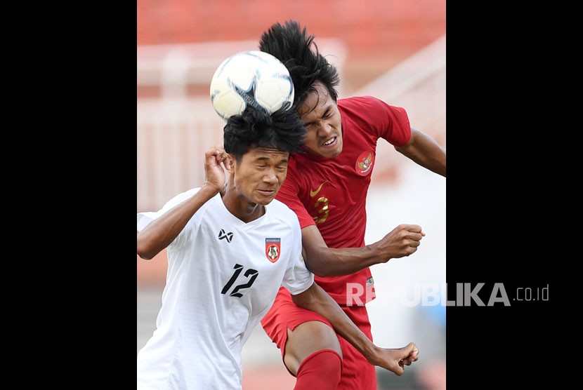 Pesepak bola Indonesia Mochamad yudha Febrian (kanan) berebut bola di udara dengan pesepak bola Myanmar Moe Swe (kiri) saat bertanding pada perebutan peringkat ketiga Piala AFF U-18 di Stadion Thong Nhat Ho Chi Minh, Vietnam, Senin (19/8/2019).