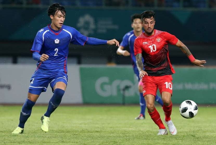 Pesepak bola Indonesia Stefano Lilipaly (kanan) berebut bola dengan pesepak bola Chinese Taipei Wang Ruai pada pertandingan Grup A Asian Games ke-18 di Stadion Patriot, Bekasi Minggu (12/8). 