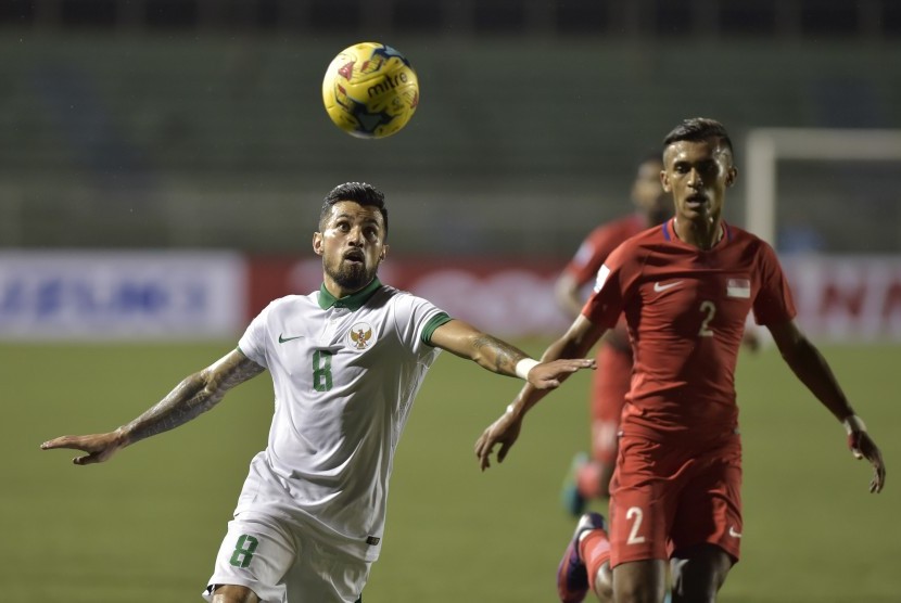 Pesepak bola Indonesia Stefano Lilipaly (kiri) mencoba melewati pesepak bola Singapura Muhammad Shakir Hamzah pada laga putaran final Grup A AFF Suzuki 2016 di Rizal Memorial Stadium, Manila, Filipina, Jumat (25/11).