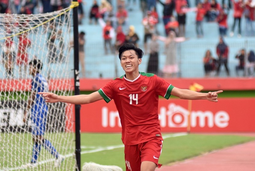 Pesepak bola Indonesia U-19 Feby Eka Putra melakukan selebrasi usai mencetak gol ke gawang Thailand U-19 dalam pertandingan perebutan juara ketiga Piala AFF U-19 di Stadion Gelora Delta Sidoarjo, Jawa Timur, Sabtu (14/7). 