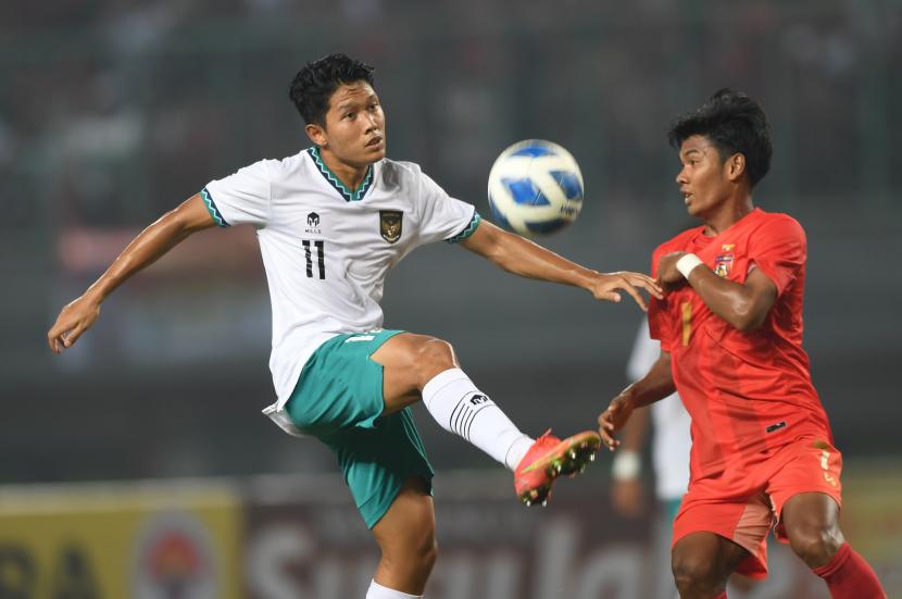Pesepak bola timnas Indonesia U-19 dan Persib Bandung, Ferdiansyah Cecep Surya (kiri).