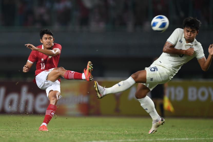 Pesepak bola timnas Indonesia U-19 dan Persib Bandung Ferdiansyah Cecep Surya (kiri).