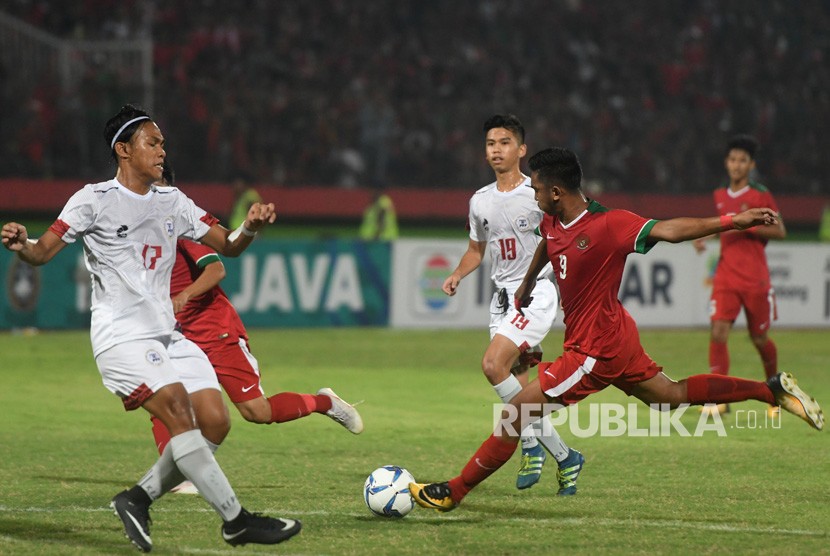 Pesepak bola Indonesia U19 Muhammad Rifad Mursalim (kanan) menendang bola dalam penyisihan grup A Piala AFF U19 di Gelora Delta Sidoarjo, Sidoarjo, Jawa Timur, Kamis (5/7).