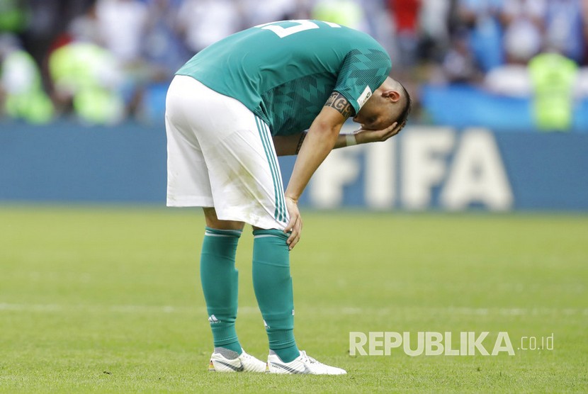  Pesepak bola Jerman Niklas Suele tampak sedih setelah timnya tersingkir dari Piala Dunia 2018 pada pertandingan grup F Piala Dunia 2018 di Kazan Arena, Rabu (27/6). 
