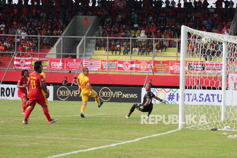 Pesepak bola Kalteng Putra Da Conceicao Hedipo Gustavo (kiri) mencetak gol ke gawang Bhayangkara FC dalam pertandingan lanjutan Liga 1 2019 di Stadion Tuah Pahoe Palangkaraya, Kalimantan Tengah, Ahad (25/8/2019). 