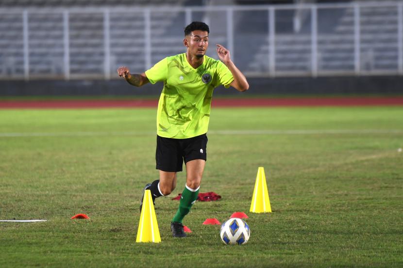 Pesepak bola keturunan Indonesia Kai Boham mengikuti latihan bersama timnas U-19 di Stadion Madya, Kompeks Gelora Bung Karno, Jakarta, Selasa (21/6/2022). Latihan tersebut untuk persiapan timnas sepak bola U-19 yang akan berlaga di Piala AFF U-19 2022 pada 2-15 Juli 2022.
