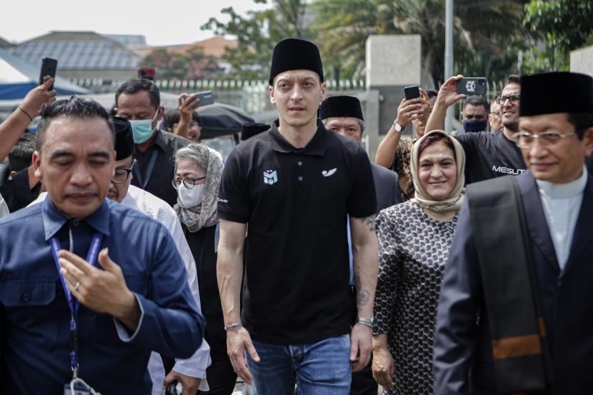 Pesepak bola klub Fenerbahce SK Mesut Ozil (tengah) tiba di Masjid Istiqlal Jakarta, Jumat (27/5/2022). Dalam kunjungannya ke Indonesia, Mesut Ozil menyempatkan untuk melaksanakan Shalat Jumat di Masjid Istiqlal. 