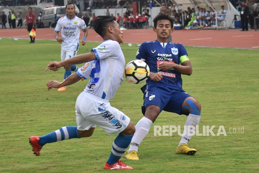 Duel Persib Bandung (biru) dengan PSIS Semarang pada Liga 1 20218.