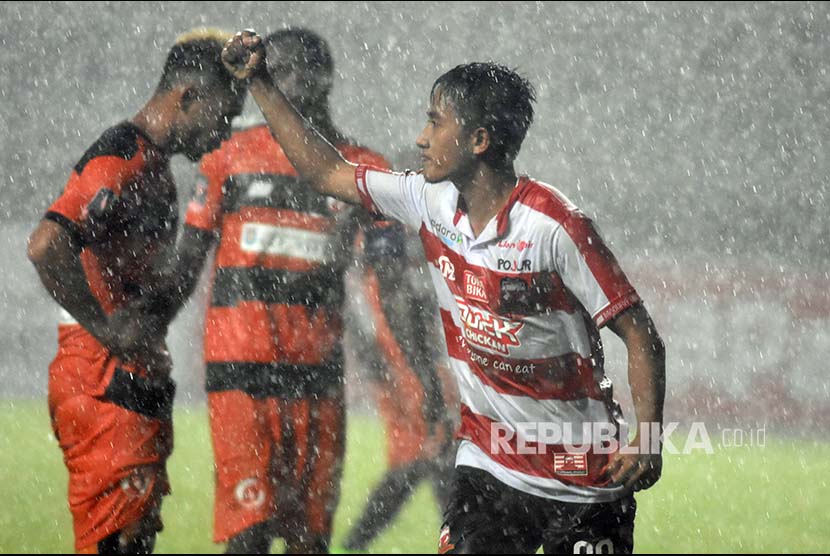 Pesepak bola Madura United FC Bayu Gatra (kanan) melakukan selebrasi setelah mencetak gol ke gawang Perseru Serui dalam pertandingan Piala Presiden 2018 Grup C, di Gelora Bung Tomo (GBT).